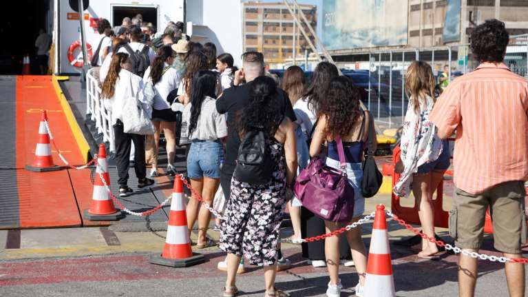 Με τι καιρό ταξιδεύουν οι αδειούχοι του Αυγούστου - Ισχυρά μελτέμια στο Αιγαίο, πού θα βρέξει