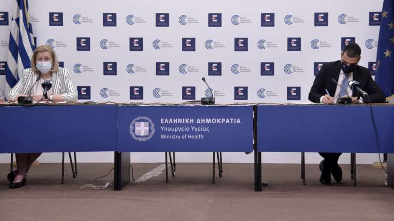 Κορονοϊός: &quot;Ψυχραιμία μέχρι να έχουμε τα δεδομένα για τη μετάλλαξη Όμικρον - Ασπίδα προστασίας ο εμβολιασμός&quot;