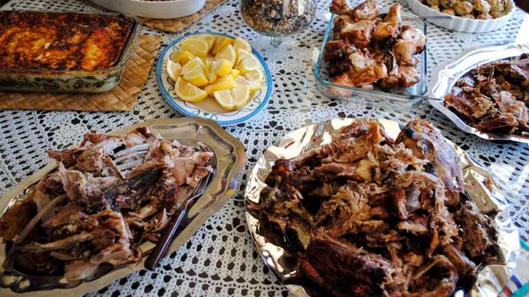 ΕΣΕΕ: Το κόστος του πασχαλινού τραπεζιού θα κυμανθεί μεταξύ 67,70 και 95,20 ευρώ