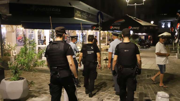 &quot;Μοίρασε&quot; πρόστιμα η ΕΛ.ΑΣ το Σάββατο σε ξενοδοχεία, μπαρ, καφετέριες, καντίνες - Συλλήψεις και λουκέτα σε μαγαζιά εστίασης