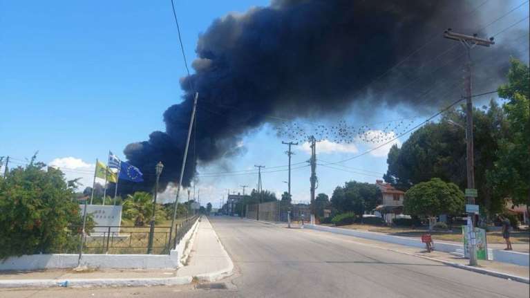 Νέα Μανωλάδα: Συναγερμός για μεγάλη φωτιά σε καταυλισμό εργατών γης
