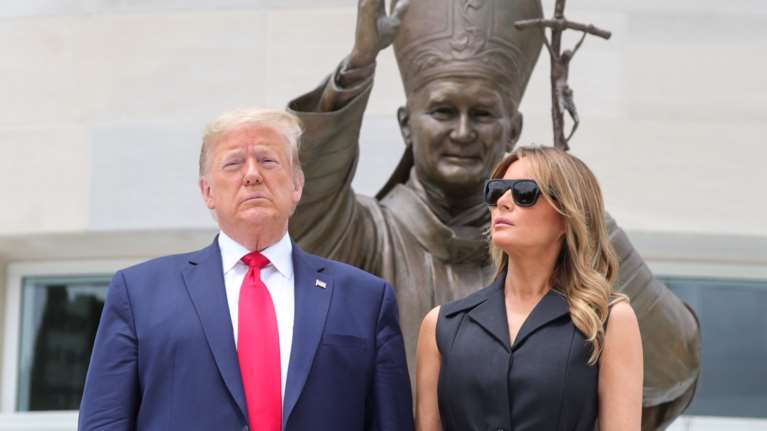 Νέα αμήχανη στιγμή μεταξύ Τραμπ και Μελάνια - Της ζητά να χαμογελάσει με το ζόρι για τους φωτογράφους [εικόνες - βίντεο]