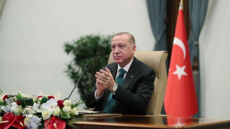 Έκκληση Ερντογάν σε Τούρκους πολίτες: Φέρτε χρυσό και συνάλλαγμα στις τράπεζες