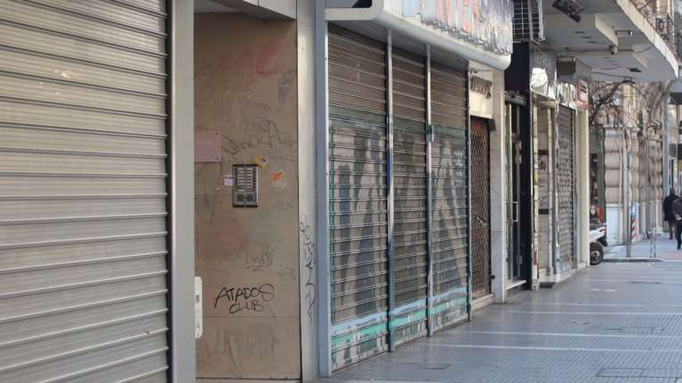 Lockdown: Ποιες επιχειρήσεις παραμένουν ανοιχτές και ποιες κατεβάζουν ρολά - Λειτουργούν οι λαϊκές