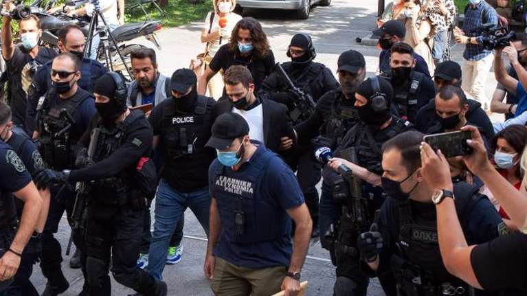 Γλυκά Νερά: Την Τρίτη απολογείται ο πιλότος - Με αλεξίσφαιρο γιλέκο και δεμένος πισθάγκωνα στον Εισαγγελέα ο συζυγοκτόνος