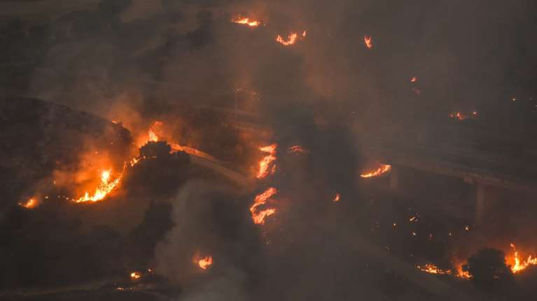 Πυρκαγιές: Νέα εφιαλτική νύχτα σε Αχαΐα και Χίο - Καίνε ακόμα οι φωτιές σε Ζάκυνθο και Πρέβεζα