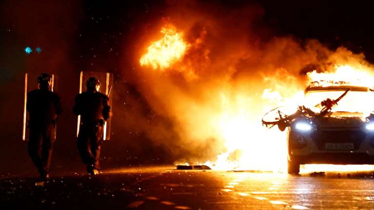 Σοβαρά επεισόδια στην Ιρλανδία: Στις φλόγες περιπολικό και λεωφορεία μετά την επίθεση αγνώστου με μαχαίρι σε περαστικούς