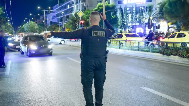 Περιστέρι: Τελείως μεθυσμένη η 22χρονη οδηγός του ΙΧ που πέρασε με κόκκινο και παρέσυρε τον οδηγό ταξί