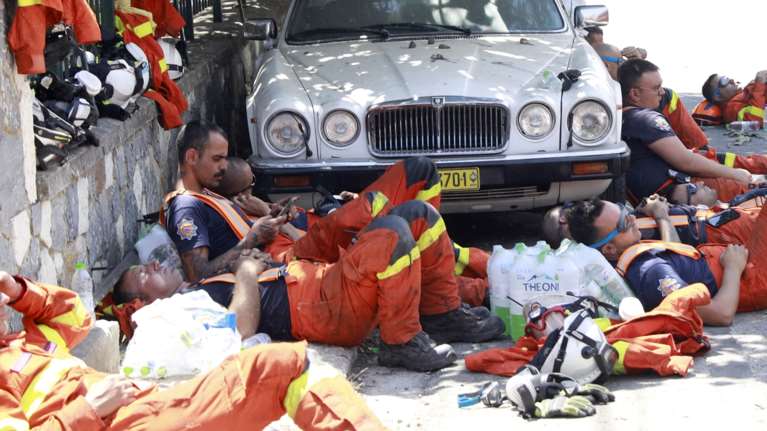 Φωτιά στην Αττική: Εξουθενωμένοι πυροσβέστες παίρνουν μια ανάσα πριν επιστρέψουν στην πύρινη κόλαση - Συγκλονιστικές εικόνες