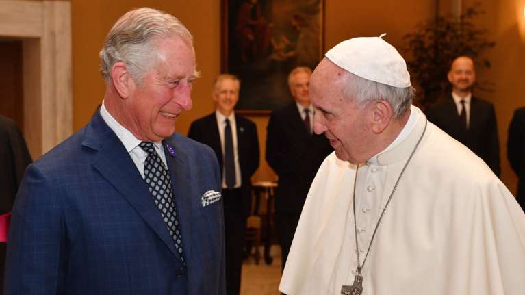 Γιατί ο Βασιλιάς Κάρολος δεν θα παρευρεθεί στην κηδεία του Πάπα Φραγκίσκου - Η σημασία της παρουσίας του Γουίλιαμ