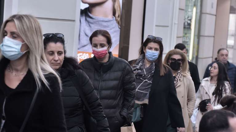 Συναγερμός από τον ΕΟΔΥ: Ισχυρές συστάσεις για εμβολιασμούς και μέτρα προστασίας - Πού πρέπει να φοράμε μάσκες