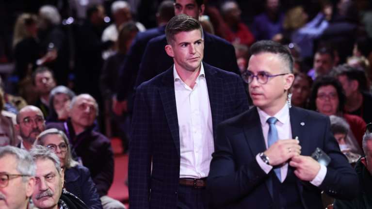 Παρών και σήμερα στο συνέδριο του ΣΥΡΙΖΑ ο Τάιλερ - Στο πλευρό του Κασσελάκη κατά την κρίσιμη ομιλία [εικόνες]