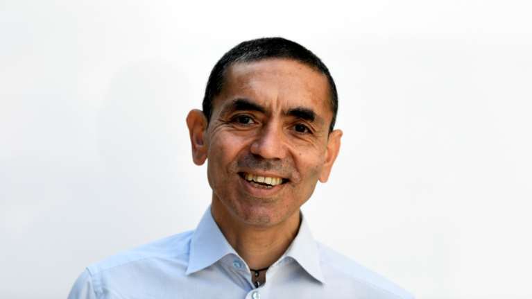 Εμβόλιο Pfizer: &quot;Ναι, μπορεί να βάλει τέλος στην πανδημία&quot;, λέει ο Τούρκος CEO της BioNTech