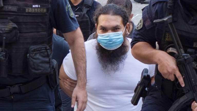 Μονή Πετράκη: Χωρίς τα ράσα στον εισαγγελέα ο ιερέας που έριξε το βιτριόλι στους Μητροπολίτες - Δίωξη για κακούργημα [Εικόνες]