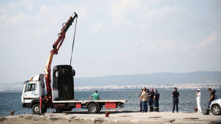 Θεσσαλονίκη: Η οικογενειακή τραγωδία πίσω από τη βουτιά θανάτου μάνας και γιου - Δέθηκαν μέσα στο μοιραίο ΙΧ