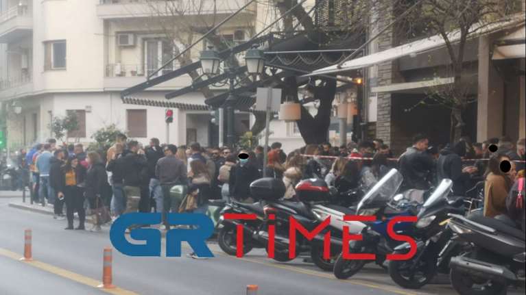Θεσσαλονίκη: Συνωστισμός και πρωτοφανείς ουρές για ποτό στο Κέντρο - Άμεση επέμβαση της ΕΛΑΣ [εικόνες, βίντεο]