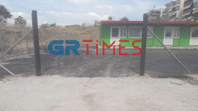 Θεσσαλονίκη: &quot;Κλείδωσαν&quot; προνήπια στο σχολείο γιατί δεν έχει... αυλόπορτα - Οργή γονέων [εικόνες]