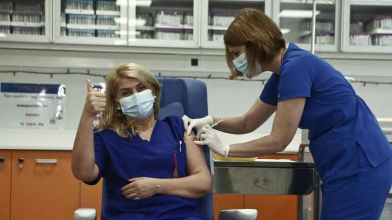 Ευσταθία Καμπισιούλη: Η πρώτη νοσηλεύτρια που έκανε το εμβόλιο - &quot;Να εμβολιαστούμε για να γλιτώσουμε&quot;
