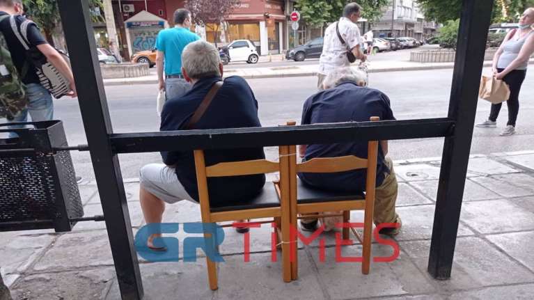 Θεσσαλονίκη: Έδεσαν καρέκλες σε στάση λεωφορείου για να μπορούν να κάθονται [εικόνες]