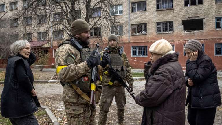 Ουκρανία: Τρεις νεκροί από επιθέσεις του ρωσικού πυροβολικού στην Χερσώνα