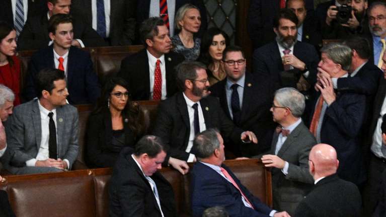 ΗΠΑ: Ντροπιαστικές σκηνές στην Βουλή των Αντιπροσώπων - Κεφαλοκλείδωμα σε βουλευτή πριν από την εκλογή Μακάρθι