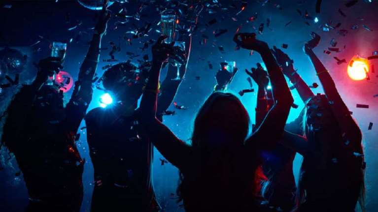 Θεσσαλονίκη: Πρόστιμο 50.000 ευρώ σε 46χρονη για κορονοπάρτι με 100 άτομα σε σπίτι