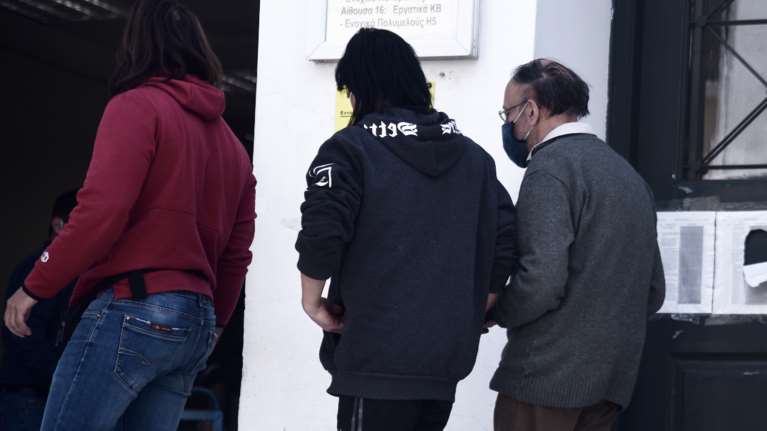 Κύκλωμα μαστροπείας: Αυτοί είναι οι τρεις που εξέδιδαν την 28χρονη στην Αθήνα - Την είχαν φυλακισμένη και τη χτυπούσαν