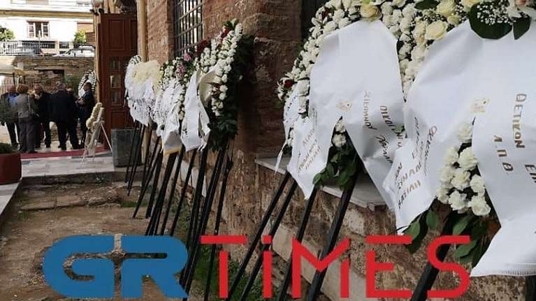 Συγκίνηση στη Θεσσαλονίκη: Πλήθος κόσμου αποχαιρέτησε τον σεισμολόγο Βασίλη Παπαζάχο [εικόνες-βίντεο]