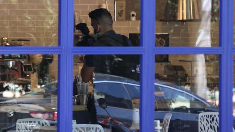 Πυροβολισμοί με δύο τραυματίες σε καφετέρια στον Κολωνό: Βρέθηκαν τέσσερις κάλυκες - Αφαντος ο δράστης