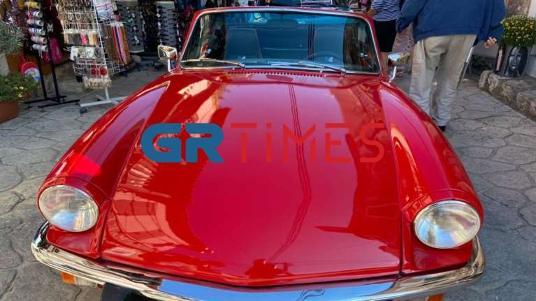 Αναμνήσεις άλλης εποχής: Τα αυτοκίνητα – αντίκες που έκλεψαν την παράσταση στη Χαλκιδική [εικόνες - βίντεο]