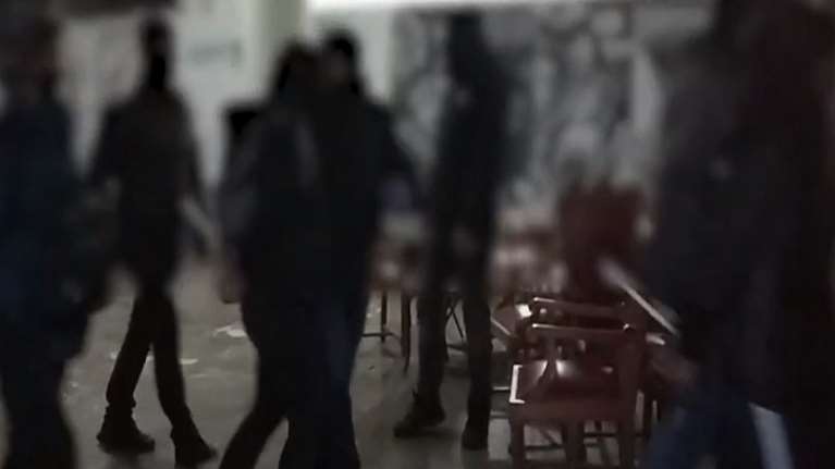 Εκκένωση κατάληψης ΑΠΘ: Η στιγμή της επέμβασης- Η κατάληψη ήταν για τον Κουφοντίνα, μόνο 19 ήταν φοιτητές [βίντεο]