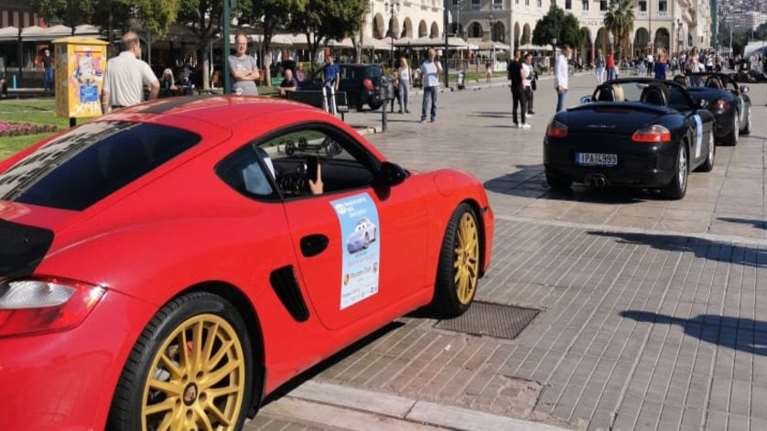 Θεσσαλονίκη: Παρέλαση Porsche στην Αριστοτέλους με συνοδηγούς παιδιά [βίντεο - εικόνες]