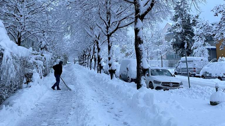 Θαμμένο στο χιόνι το Μόναχο: Καθηλωμένα αεροπλάνα και τρένα - Κυκλοφοριακό χάος μετά τη χιονόπτωση ρεκόρ [εικόνες - βίντεο]