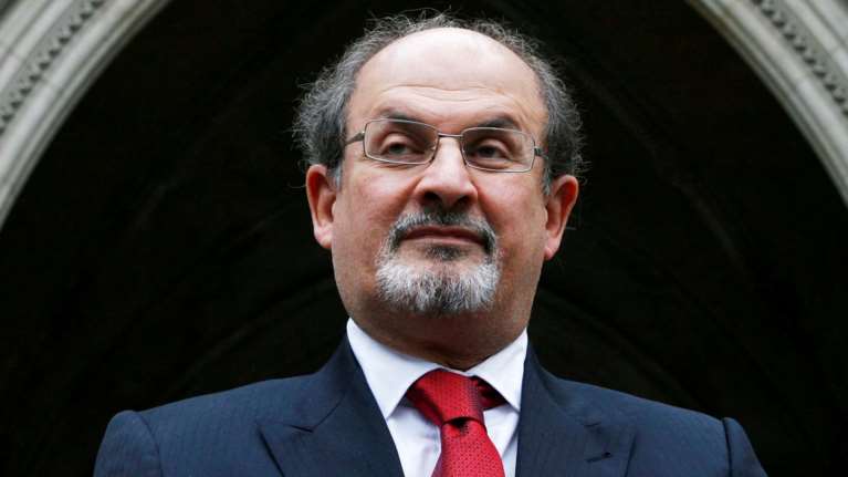 Επίθεση στον Σαλμάν Ρούσντι: Εκτός μηχανικής υποστήριξης, κατάφερε να μιλήσει - Αθώος δηλώνει ο δράστης