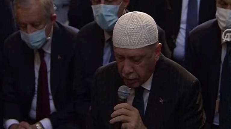 Ιστορική πρόκληση στην Αγιά Σοφιά: Ο Ερντογάν διάβασε απόσπασμα από το Κοράνι μέσα στην εκκλησία [Βίντεο]