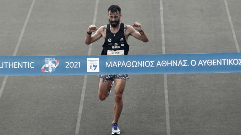 Τρέξε Κώστα, τρέξε: Ποιος είναι ο Κώστας Γκελαούζος που νίκησε στον Μαραθώνιο - Κατέρριψε ρεκόρ 17 χρόνων