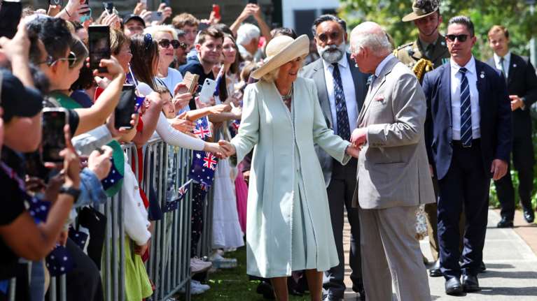 Στην Αυστραλία για πρώτη φορά ως βασιλιάς ο Κάρολος: Η θερμή υποδοχή του κόσμου και το αστείο για την ηλικία του