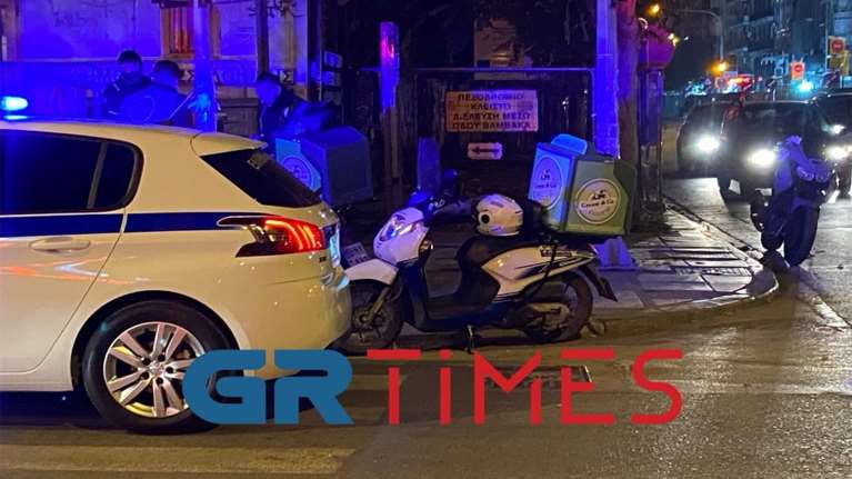 Θεσσαλονίκη: Νέο τροχαίο με διανομέα - Καταδίωξαν τον οδηγό ΙΧ που προσπάθησε να διαφύγει [εικόνες-βίντεο]