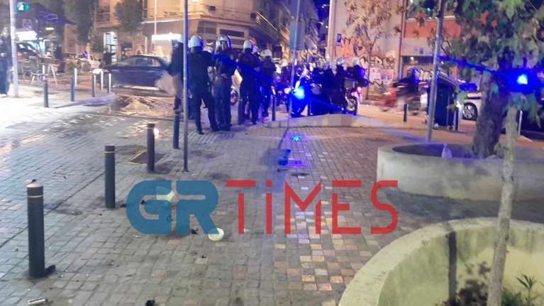 Θεσσαλονίκη: Επίθεση με μολότοφ σε διμοιρία των ΜΑΤ στο τουρκικό προξενείο