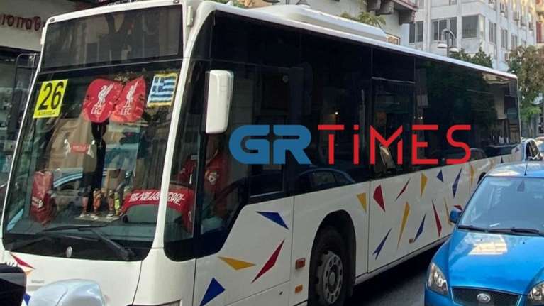 Θεσσαλονίκη: Οδηγός λεωφορείου μετέτρεψε το λεωφορείο σε &quot;μπουτίκ&quot; της Λίβερπουλ - Το γέμισε κασκόλ και λάβαρα [Εικόνες]