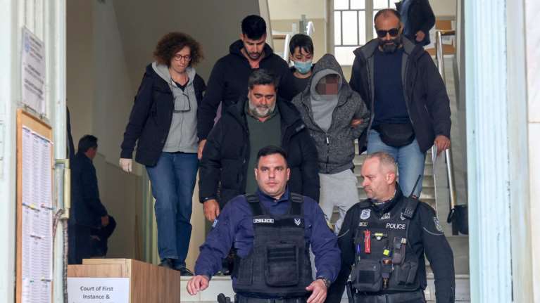 &quot;Έπεσε από τη σκάλα και κουτούλησε&quot; - Οι εξοργιστικές δικαιολογίες μητέρας και πατριού στους συγγενείς για τα χτυπήματα στον Άγγελο