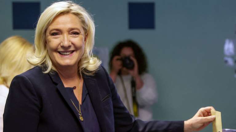 Ιστορική νίκη για την ακροδεξιά στη Γαλλία - &quot;Θα ασκούμε σκληρή αντιπολίτευση&quot; δηλώνει η Λε Πεν