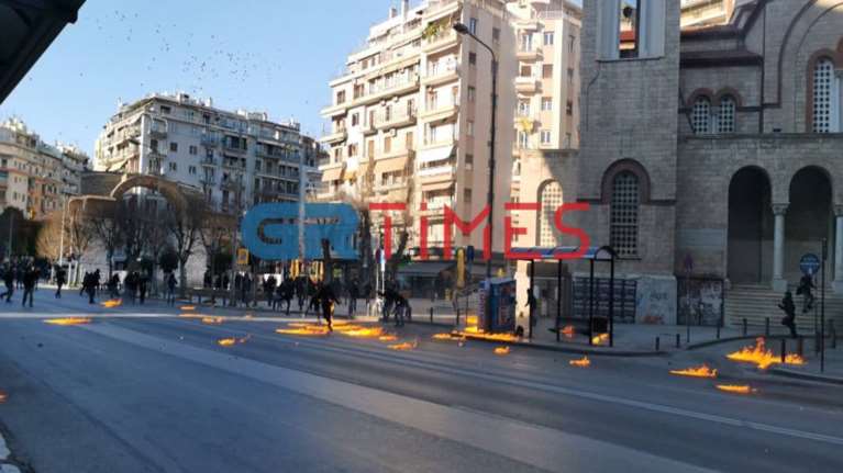 Θεσσαλονίκη: Διαδηλωτής πετάει μολότοφ και πέφτει στις φλόγες [Βίντεο]