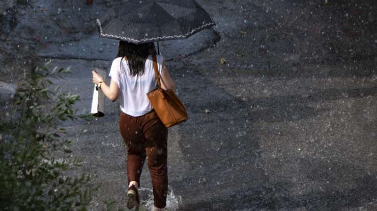 Με τοπικές βροχές, νεφώσεις και ήπιες θερμοκρασίες ο καιρός σε ολόκληρη τη χώρα