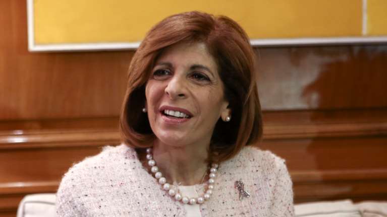 Κύπρος: Έφτασε η πρώτη παρτίδα εμβολίων- Την παρέλαβε η Επίτροπος Υγείας