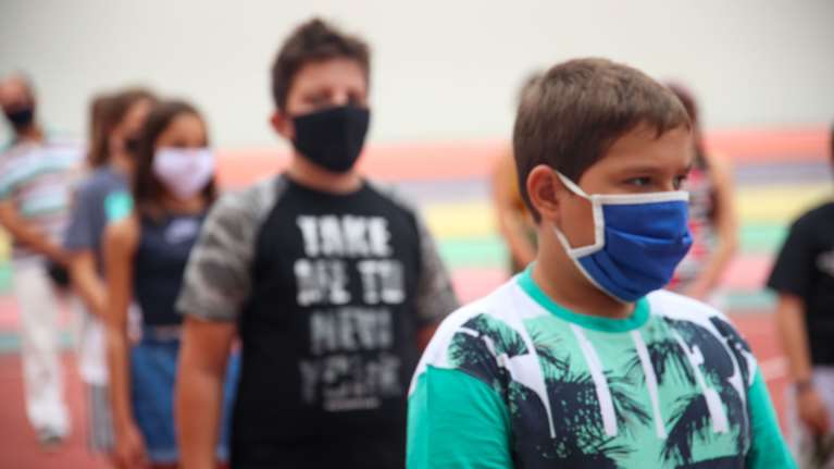 Σχολεία: Ραγδαία μείωση των κρουσμάτων κορονοϊού σε μαθητές και εκπαιδευτικούς [γράφημα]