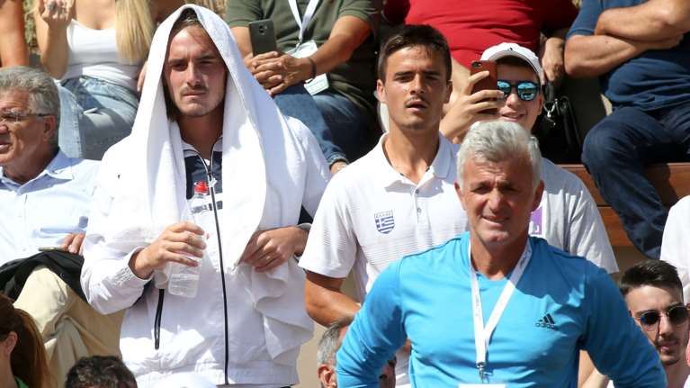 Η ερμηνεία του πατέρα Τσιτσιπά μετά την ανάρτηση του Στέφανου για τους ναρκισσιστές γονείς [βίντεο]