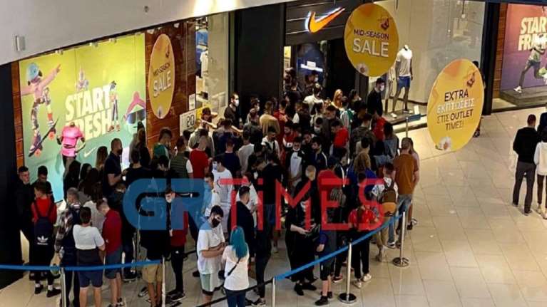 Σκηνές... Black Friday σε mall της Θεσσαλονίκης - Απίστευτος συνωστισμός
