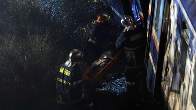 Σύγκρουση τρένων στα Τέμπη: Νέοι η πλειοψηφία των θυμάτων - Τρομακτική η αναγνώριση των νεκρών, λέει συντετριμμένος ο Πλεύρης