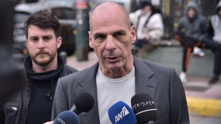 Κατέθεσε ο Βαρουφάκης για την επίθεση εναντίον του - Γιατί ζητά από τον Μητσοτάκη να αποπέμψει τον Θεοδωρικάκο